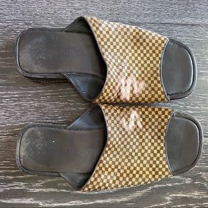 Luis Vuitton slip in sandals with fur